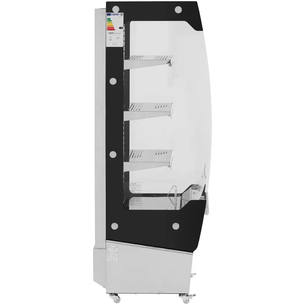 Varekjøler med glassfront, tre hyller og LED-belysning, sett fra siden med synlig energimerking og hjul.