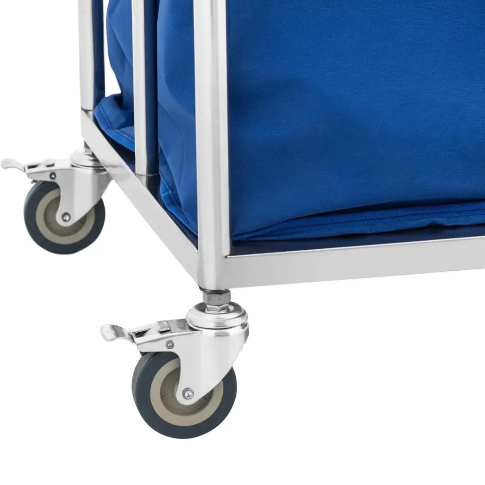 Varevogn kurv container, nærbilde av grå låsbare hjul på metallramme med blå tekstilpose, sett fra siden.