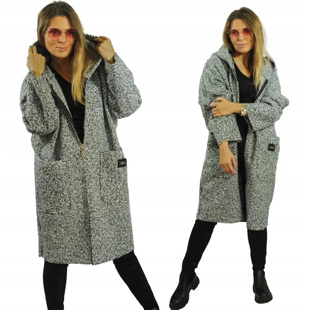 Varm Grå Saueskinnskåpe med Hette og Glidelås