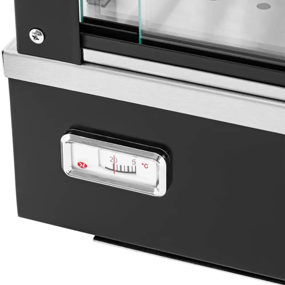 Varmefremvisningsskap, nærbilde av frontmontert termometer med kromramme som viser temperatur i grader Celsius.