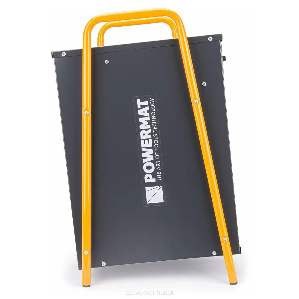 Varmevifte med svart panel, gule rør og tydelig hvit logo, fotografert skrått forfra mot lys bakgrunn.