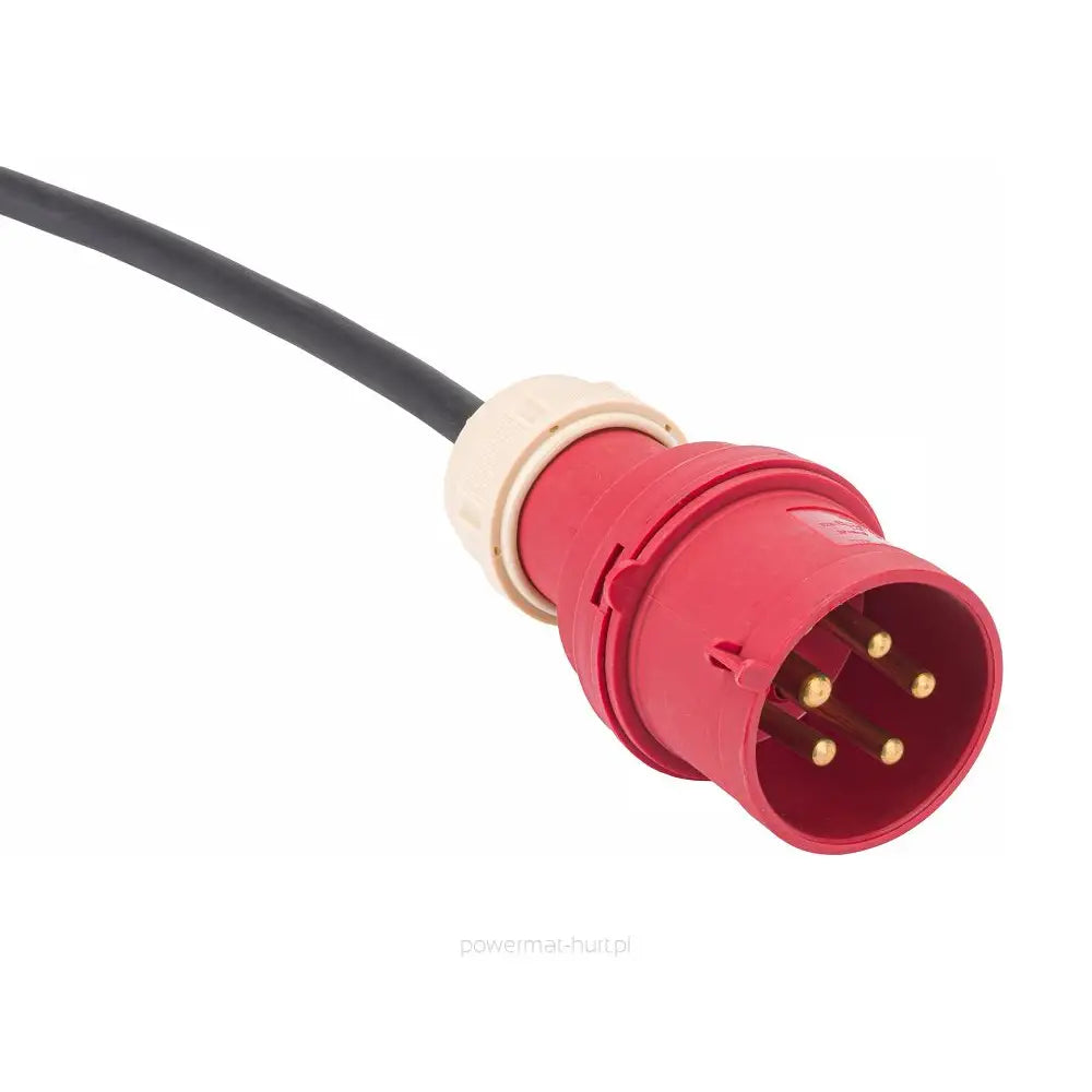 Rød industriell hannkontakt med fem messingstifter og beige festering, skrått forfra mot hvit bakgrunn.