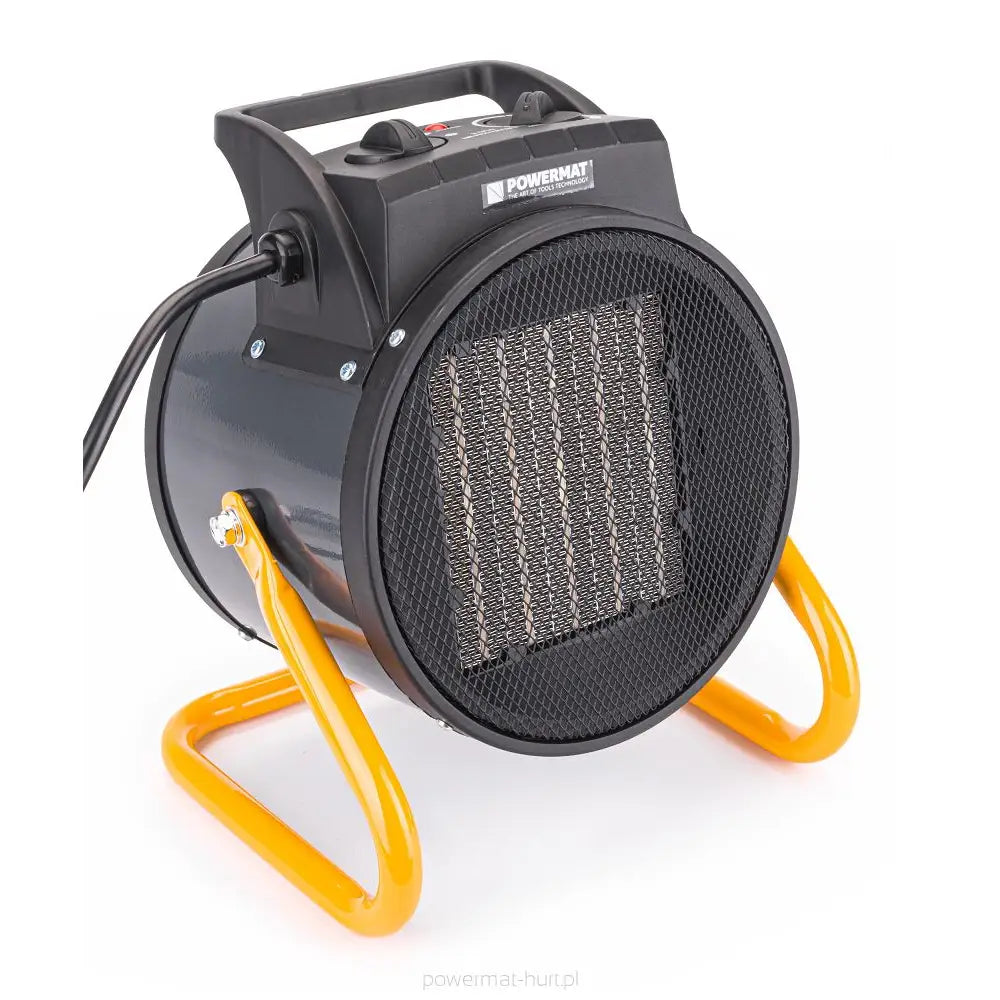 Sort elektrisk varmevifte på gult stativ, skrå vinkel med synlig frontgitter og toppmonterte justeringsknapper.