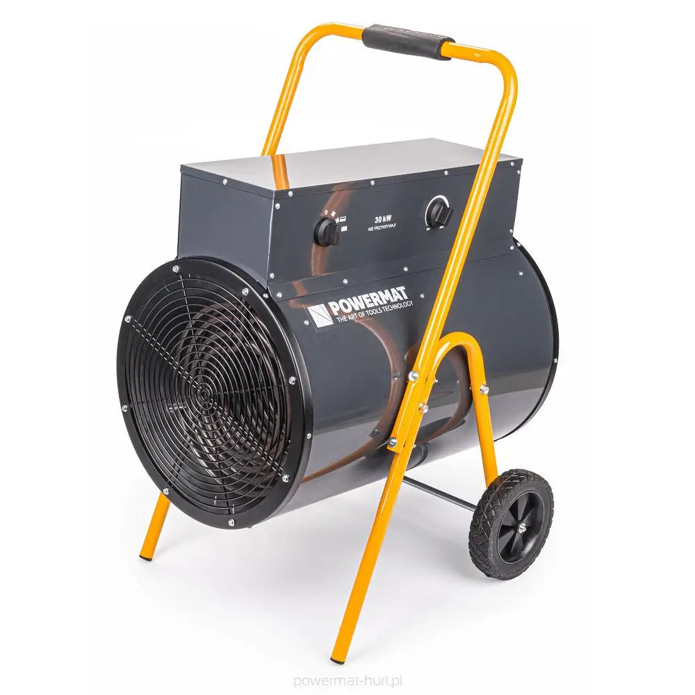 Varmevifte med sylinderform, sort metall, gule håndtak og hjul, sett skrått forfra mot frontgitteret.