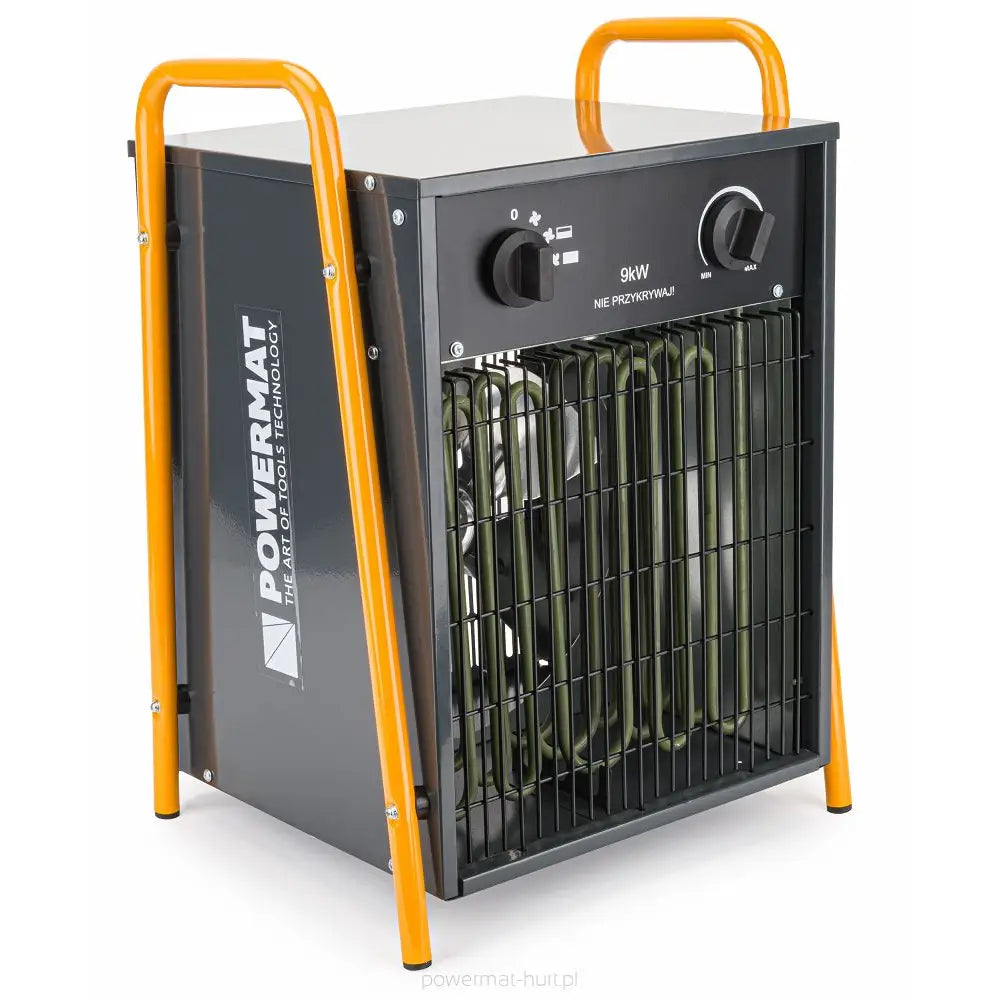 Varmevifte i sort metall med oransje håndtak, frontgitter og kontrollpanel synlig fra skrå vinkel.