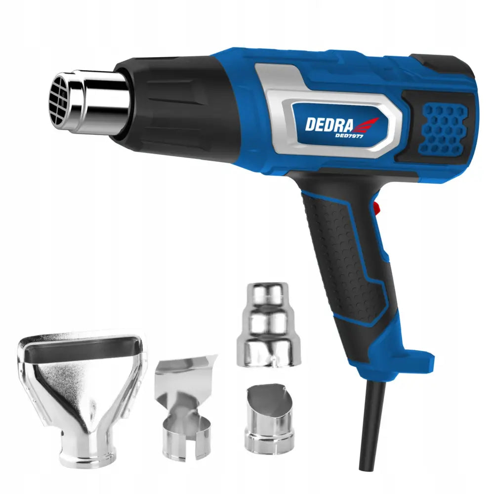 Varmluftspistol 2000W Dedra, sidevisning med fire metallmunnstykker og ergonomisk gummiert håndtak.