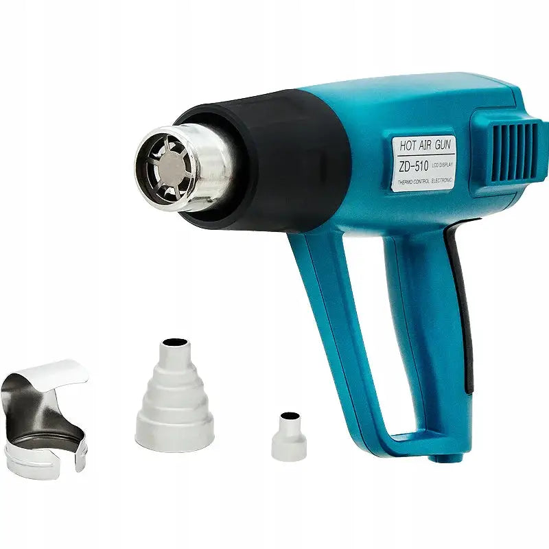 Varmluftspistol med blått håndtak, metalltut og LCD-skjerm, tre utskiftbare munnstykker foran.