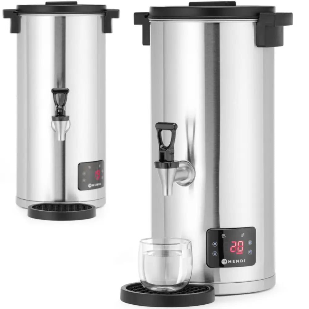 Varmtvannsbereder i rustfritt stål med svart lokk, tappetut, digitalt display og glass vann ved dryppbrett.