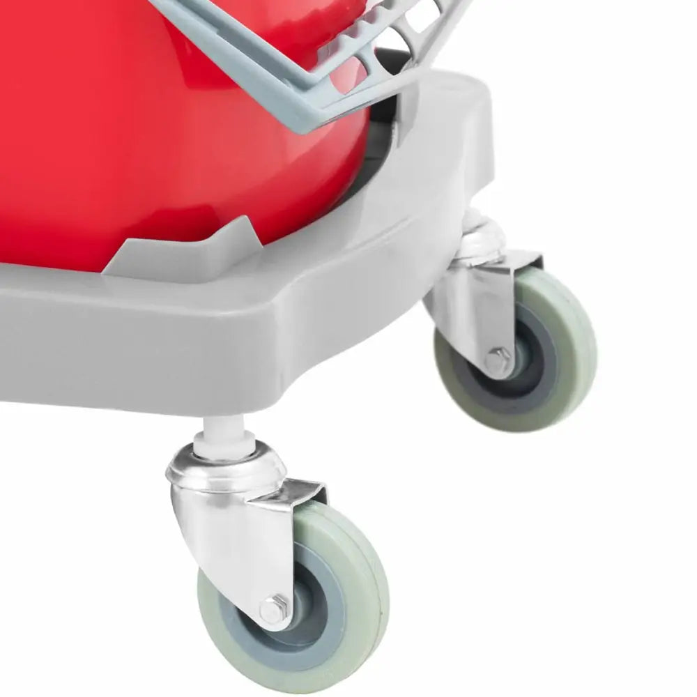 Vaskemopp med to bøtter, nærbilde av svinghjul i plast og metall festet til grå base under rød bøtte.