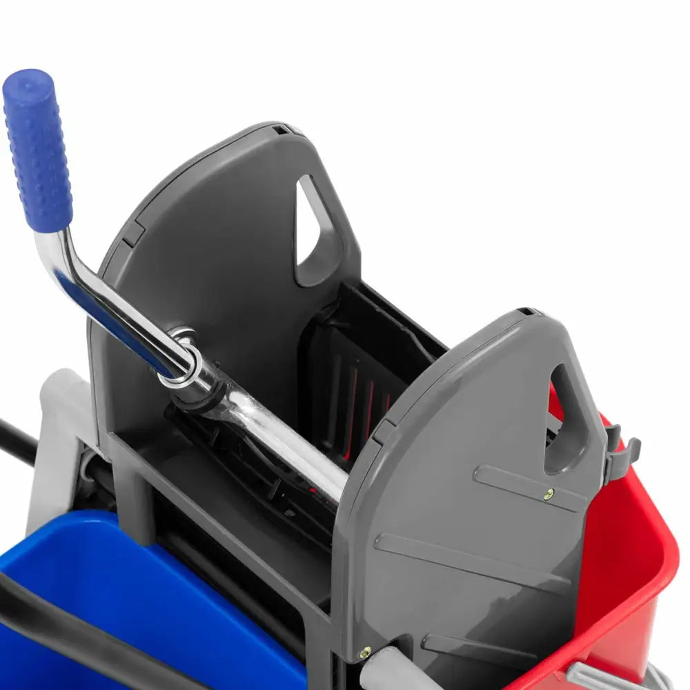 Vaskemopp med to bøtter, nærbilde av grå wringer, blått grep og fargerike plastbøtter.