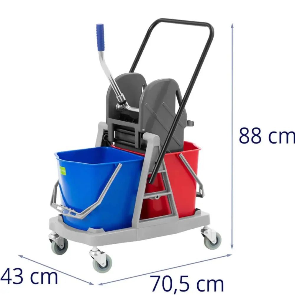 Vaskemopp med to bøtter, blå og rød, på rengjøringsvogn med grå presse, fire hjul og metallhåndtak.