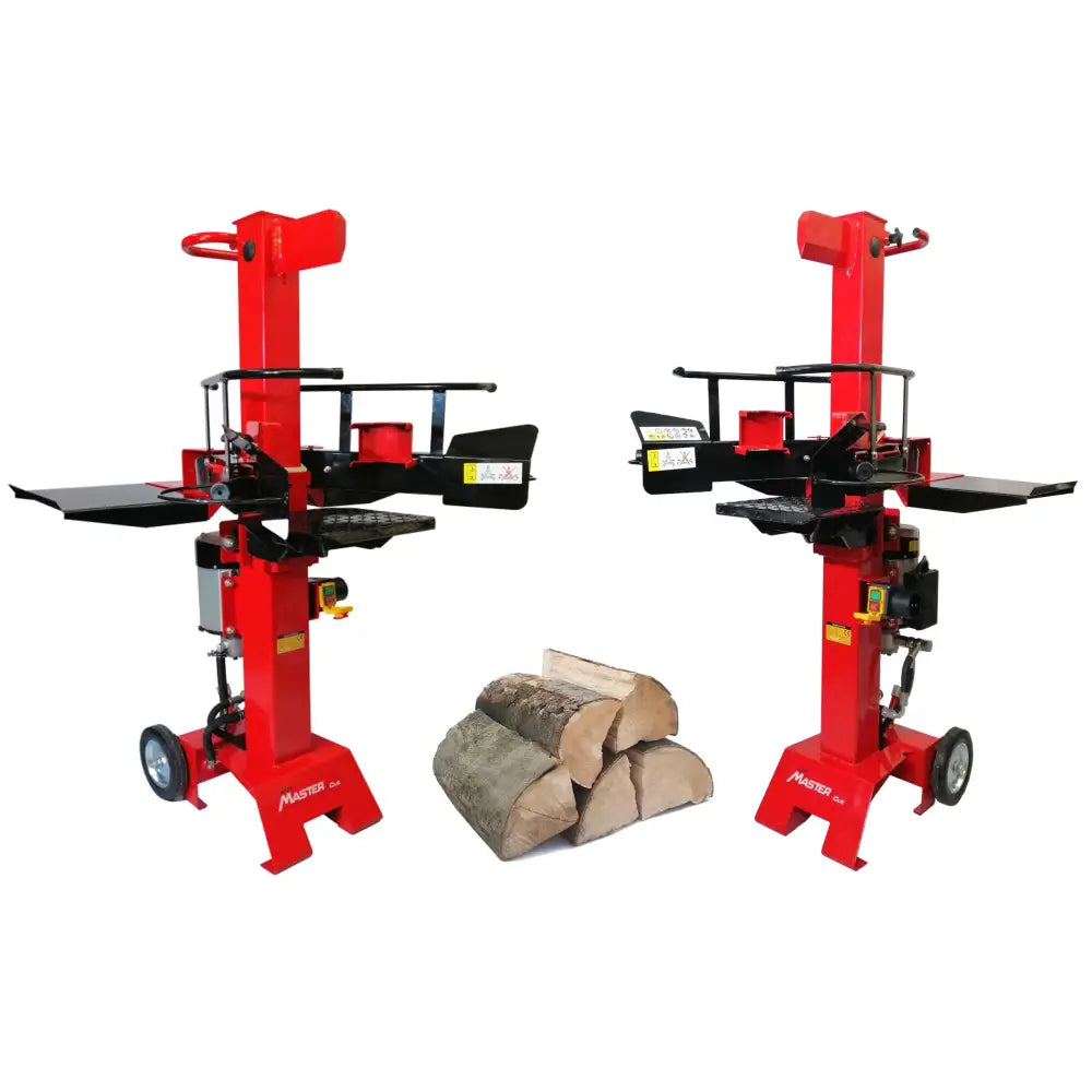 Vedkløyver Vertikal Master Cut 8T, rød maskin med hjul og sort håndtak, vedstabel mellom to enheter.