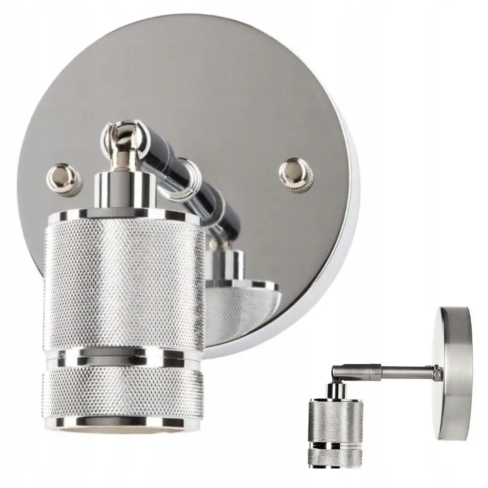 Veggarmatur i krom med riflet overflate, rund bakplate og justerbart lampehode, sett fra to vinkler.