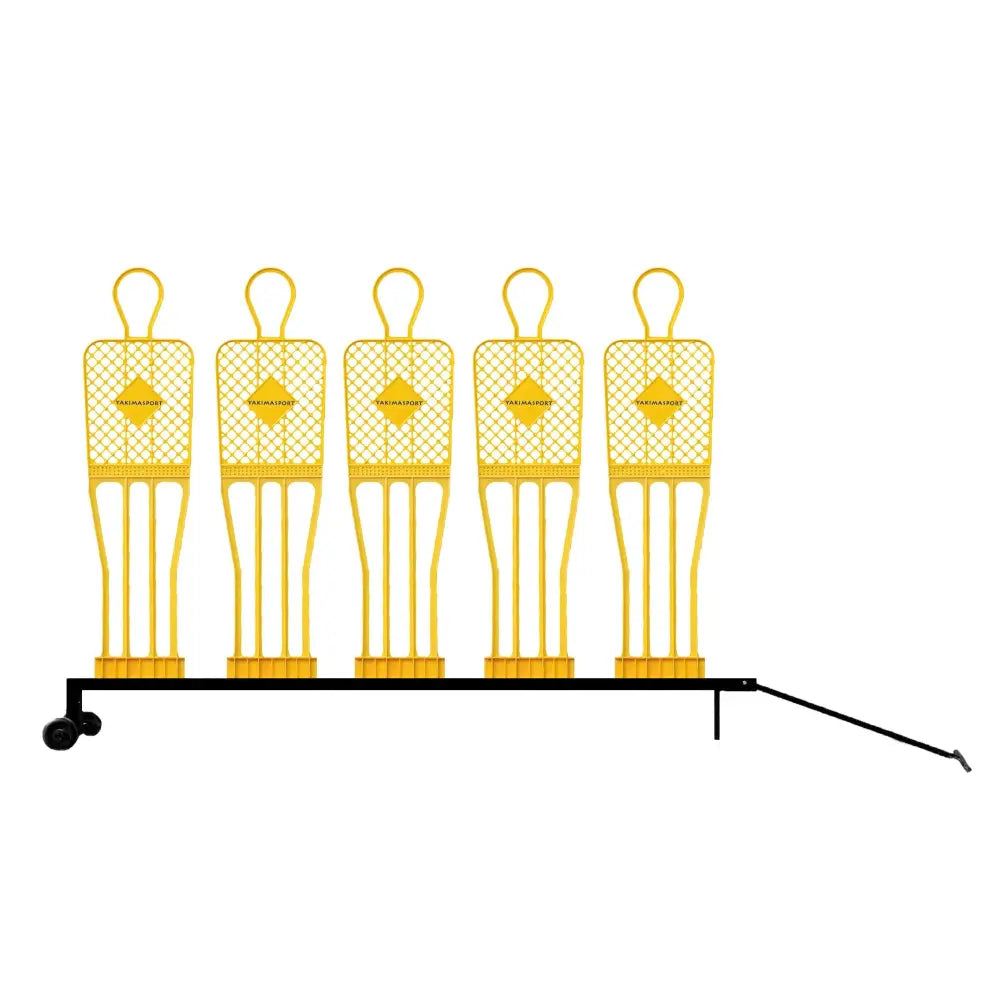 Veggfotballvogn med fem gule metallfigurer på sort hjulramme, sidevisning mot hvit bakgrunn.