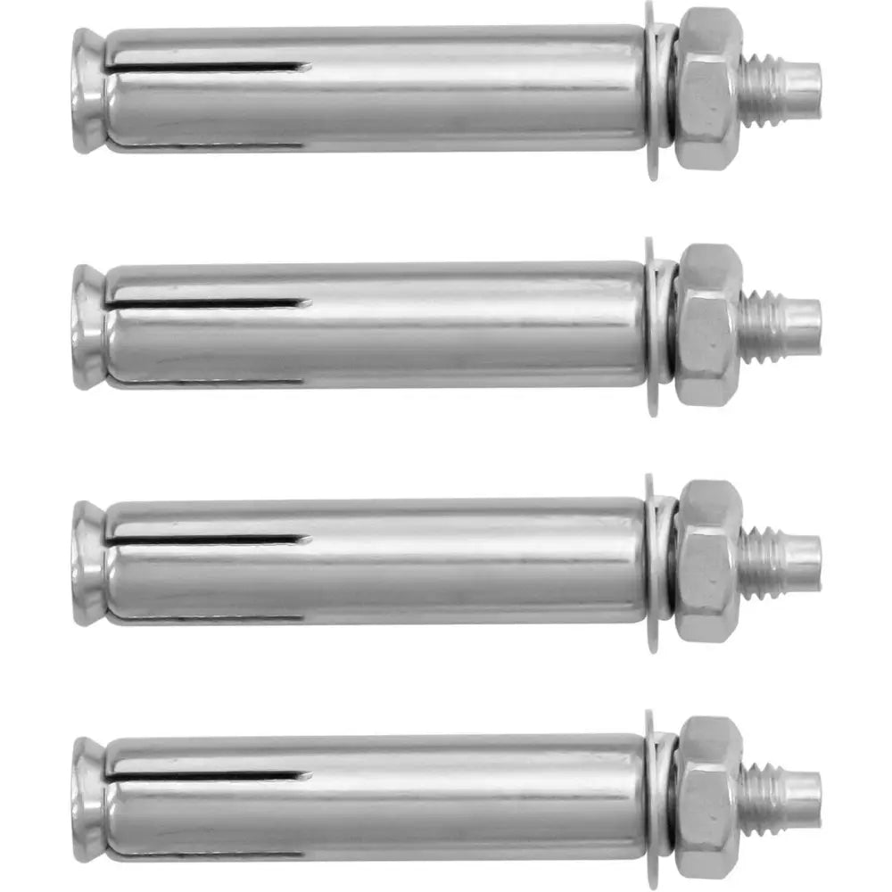 Fire sølvfargede metallplugger med gjenger og muttere til vegghengt kjøkkenstålreol, sett fra siden.