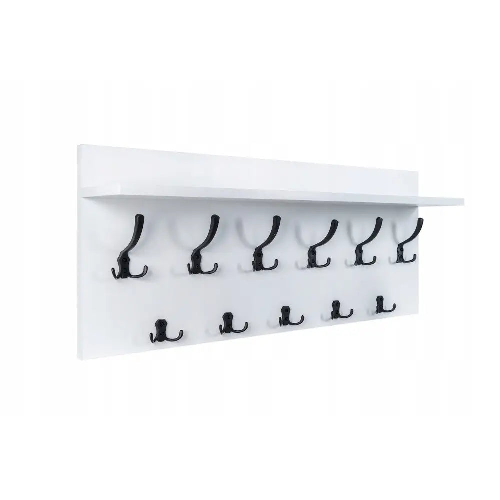 Veggkleshenger for gang, hvit hylle med åtte svarte metallkroker og ekstra knagger, moderne skråvisning.