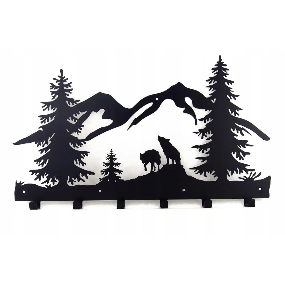 Veggkrok i svart metall med utskåret motiv av to ulver, fjell og trær, frontvisning mot hvit bakgrunn.