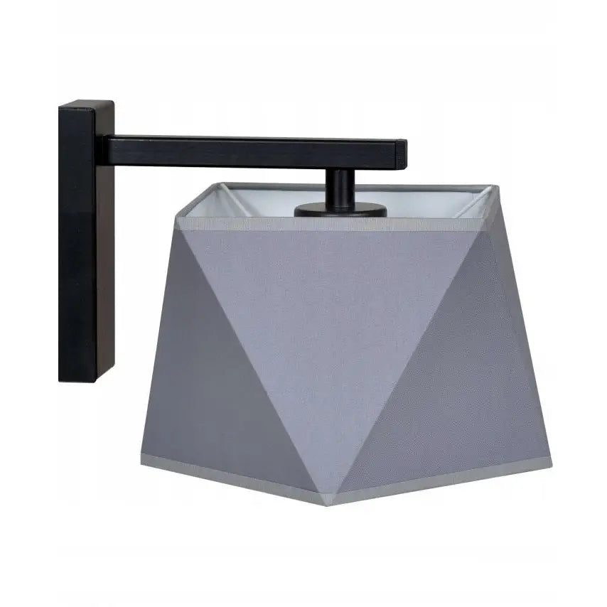 Vegglampe Diamant med grå stoffskjerm, sideprofil som fremhever geometrisk form og sort metallfeste.