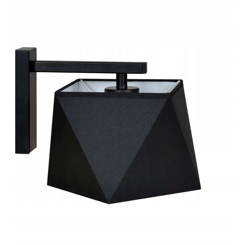 Vegglampe Diamant i matt sort metall, geometrisk skjerm med fasetter, sett fra front og side mot hvit bakgrunn.