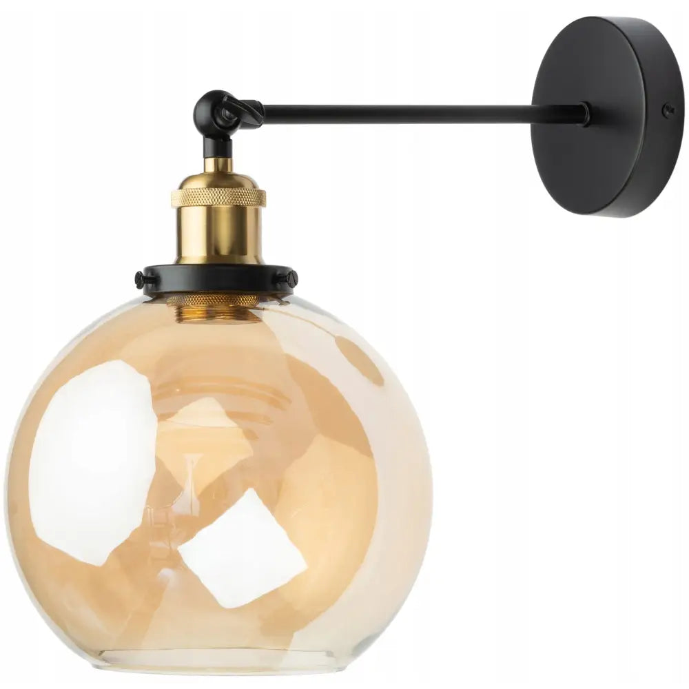 Vegglampe i gull med bursztyn-farget glasskuppel, sett fra siden, svart veggfeste og messingdetaljer.