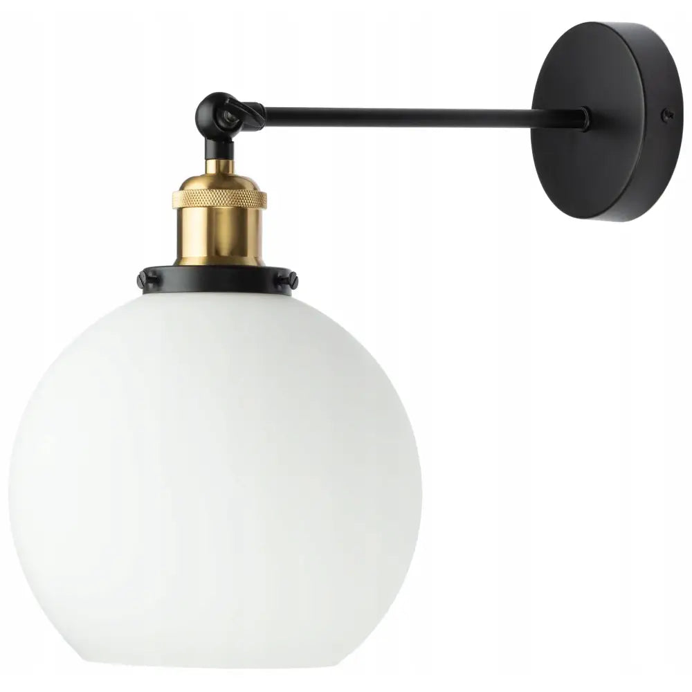 Vegglampe i gull med melkehvit skjerm, sett fra siden med messingdetaljer og sorte fester mot hvit bakgrunn.