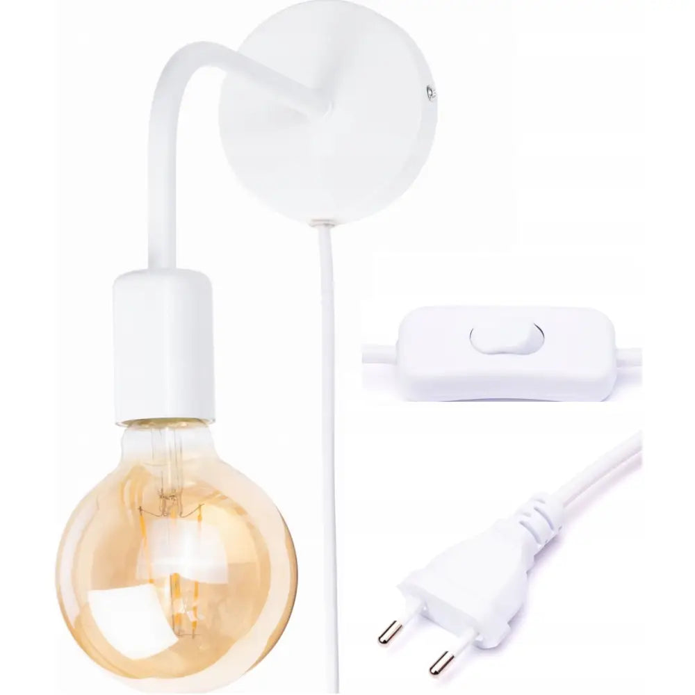 Vegglampe i hvit metall med synlig pære, sett fra siden, ledning med bryter og hvit støpsel vises.