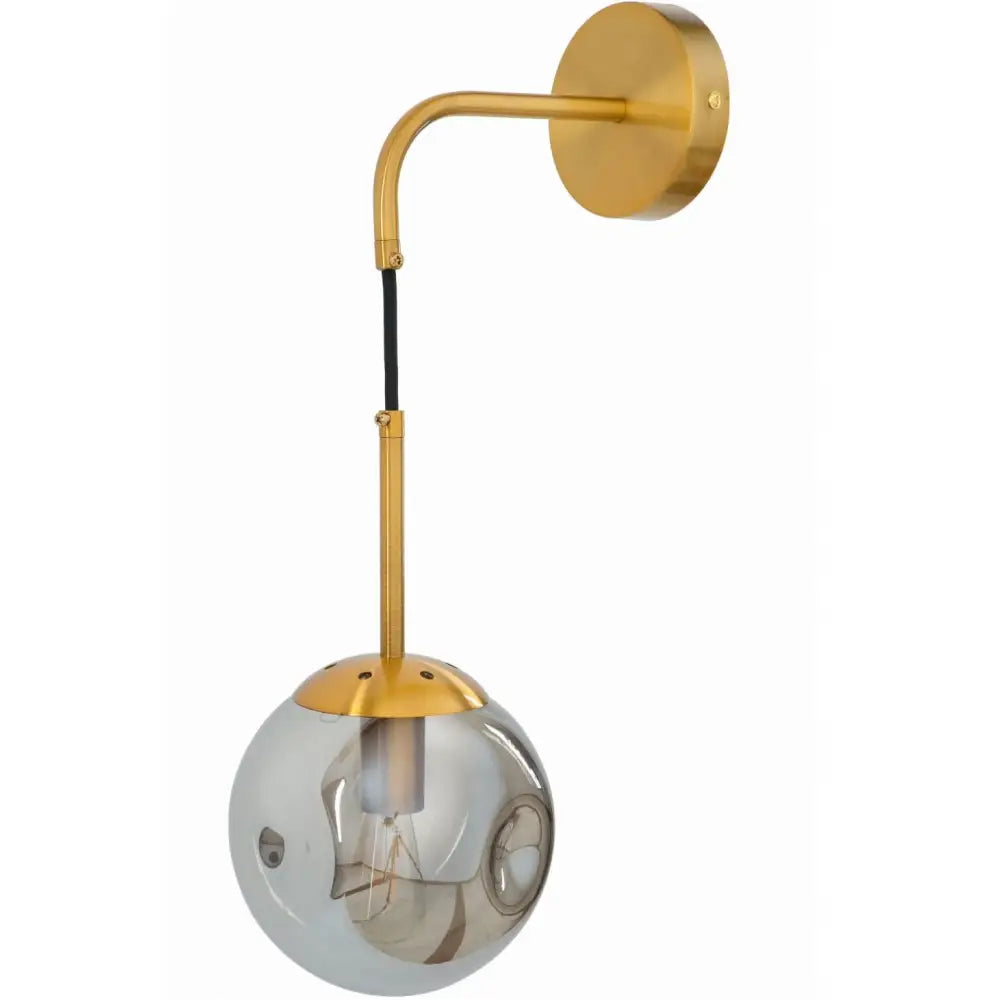 Vegglampe i metall med gyllen arm og røykfarget glasskuppel, sidevisning mot hvit bakgrunn.