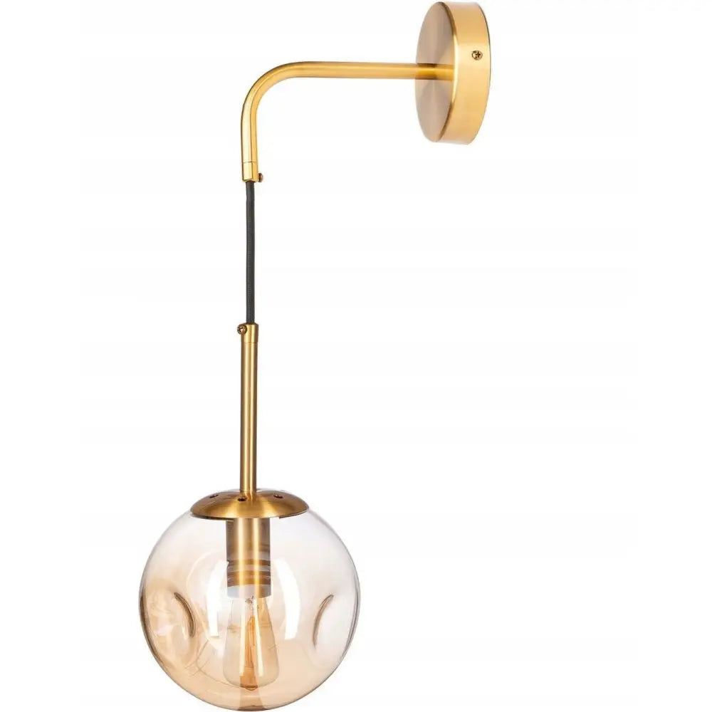 Vegglampe i gullfarget metall med rund ravfarget glasskuppel, sett fra siden med synlig ledning og lyspære.