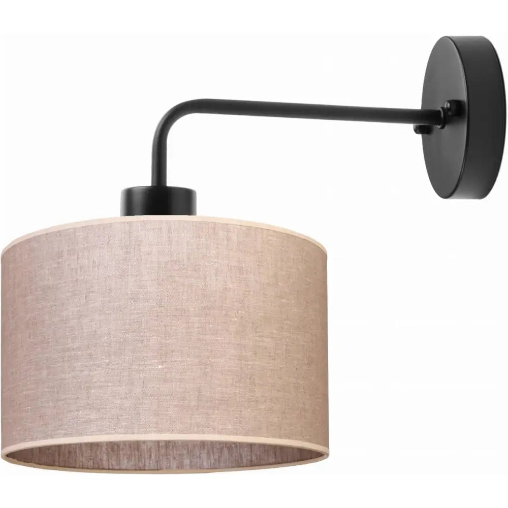 Vegglampe i metall med sort arm, rund beige tekstilskjerm og vinklet oppheng sett fra siden.