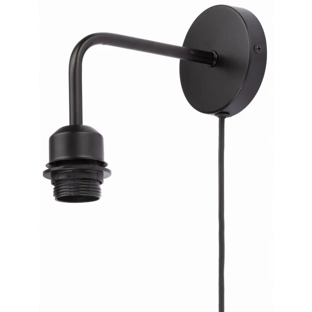 Vegglampe i metall med svart ramme, sidevisning av rund veggplate, svingarm og hengende ledning uten lyspære.