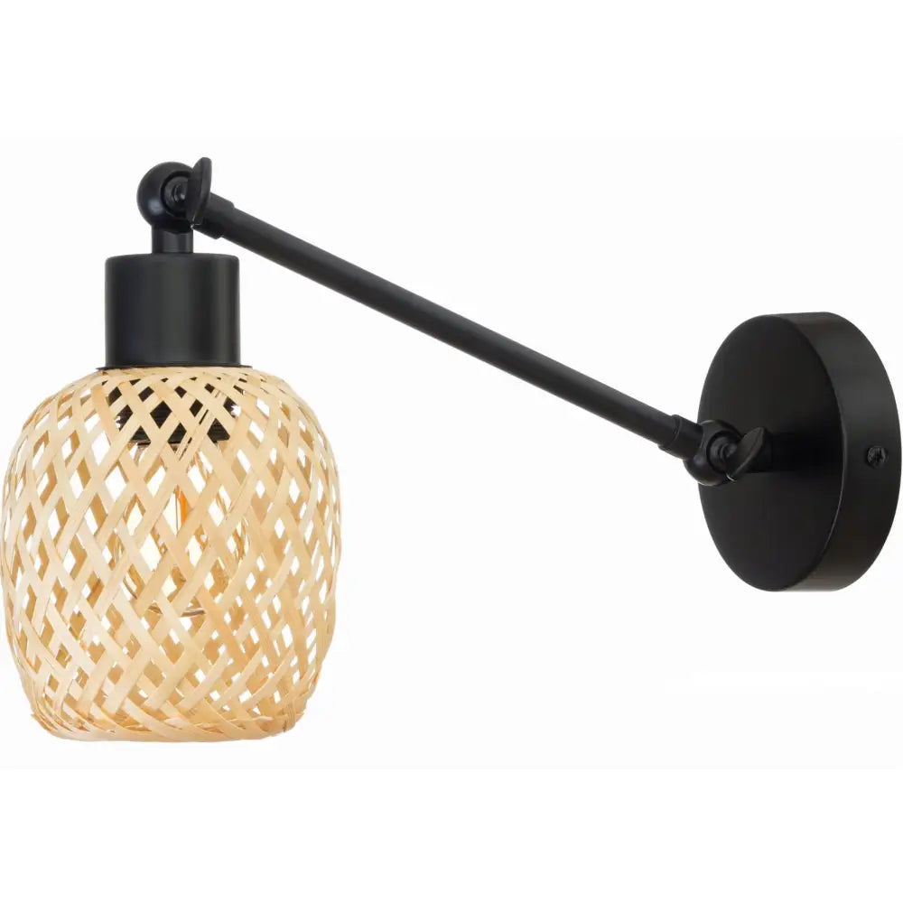 Vegglampe i metall med sort arm og rund veggplate, flettet bambusskjerm sett fra siden.