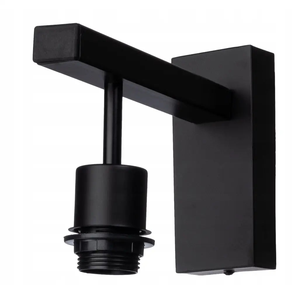 Vegglampe i svart metall med enkel, rett ramme og matt finish, sett fra skrå vinkel uten lyspære.