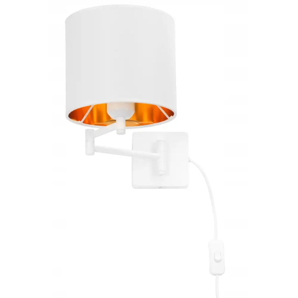 Vegglampe med justerbar arm, hvit sylinderformet skjerm og gullfarget innside, sett fra skrå vinkel.