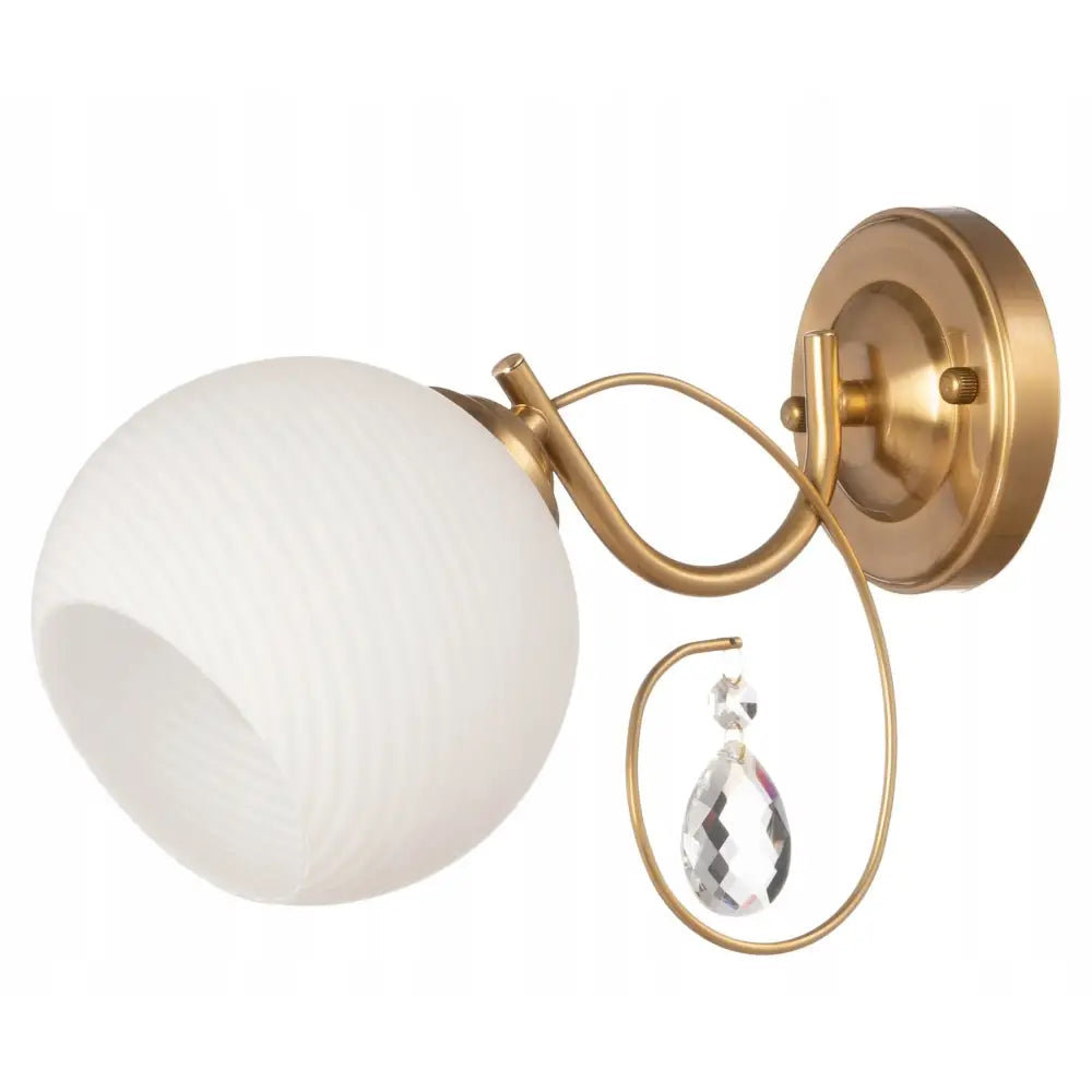 Vegglampe Klassiker Sofia i matt gull med rillet glasskuppel og hengende dråpeformet krystall, sidevisning.