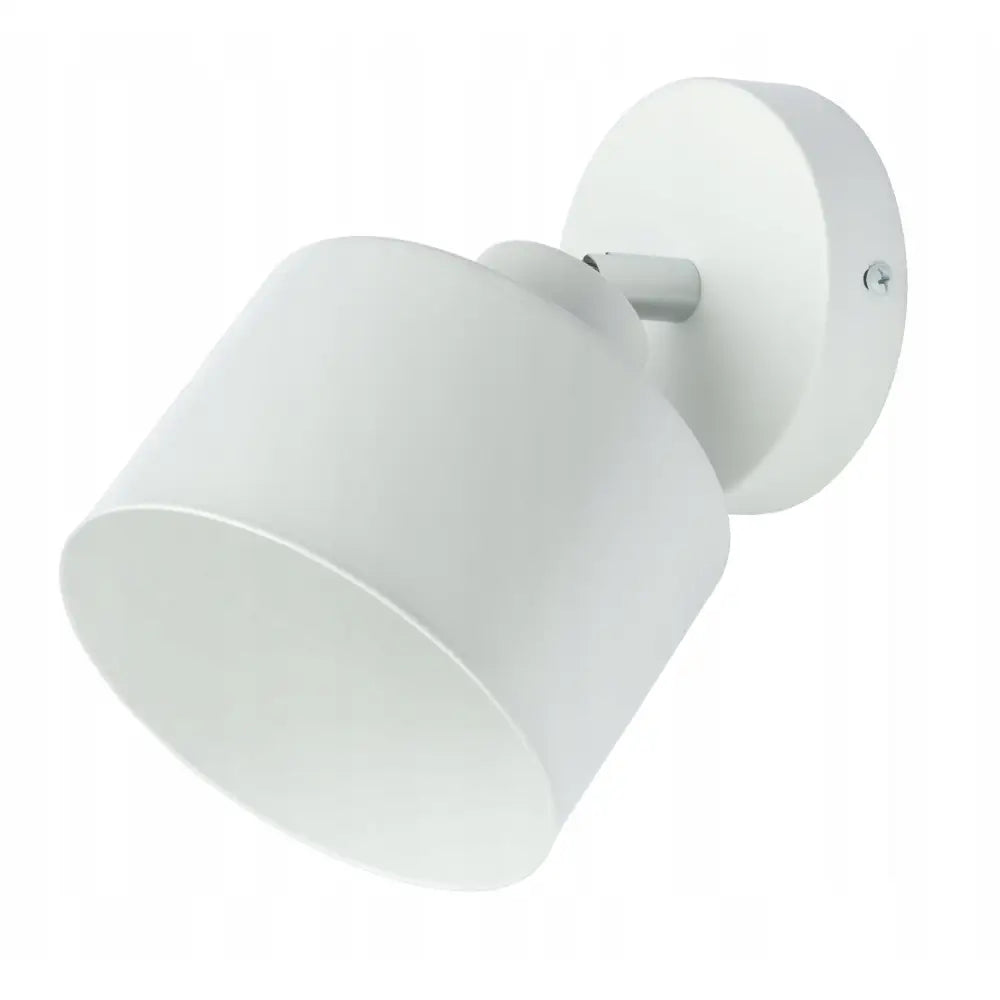 Vegglampe Liten Hvit Ezo Rund, skråvisning av matt sylinderformet skjerm og rund veggfeste med synlig skrue.