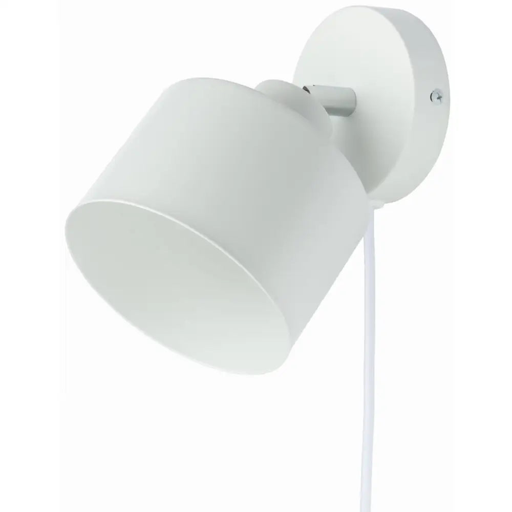 Vegglampe Liten Hvit Metall Ezo, skrå vinkel med rund veggmontering og synlig hvit kabel.