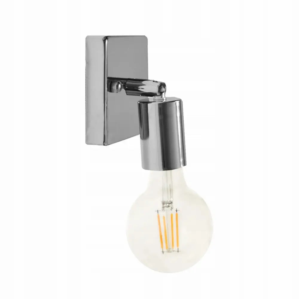 Vegglampe Liten Kvadrat i blank krom, skrå sidevisning med synlig lyspære og moderne, skjermfritt design.