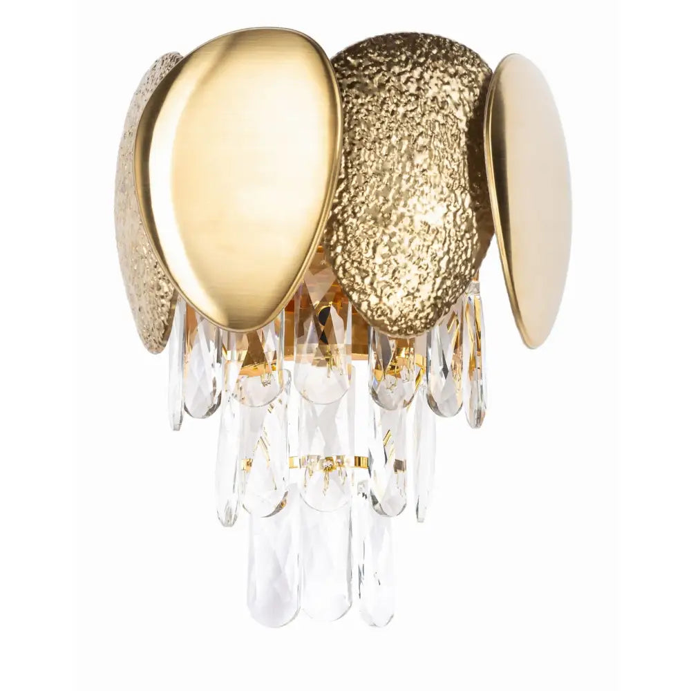 Vegglampe Luksuriøs Krystall Luxury, gullfarget metall og hengende avlange krystallprismer sett forfra.