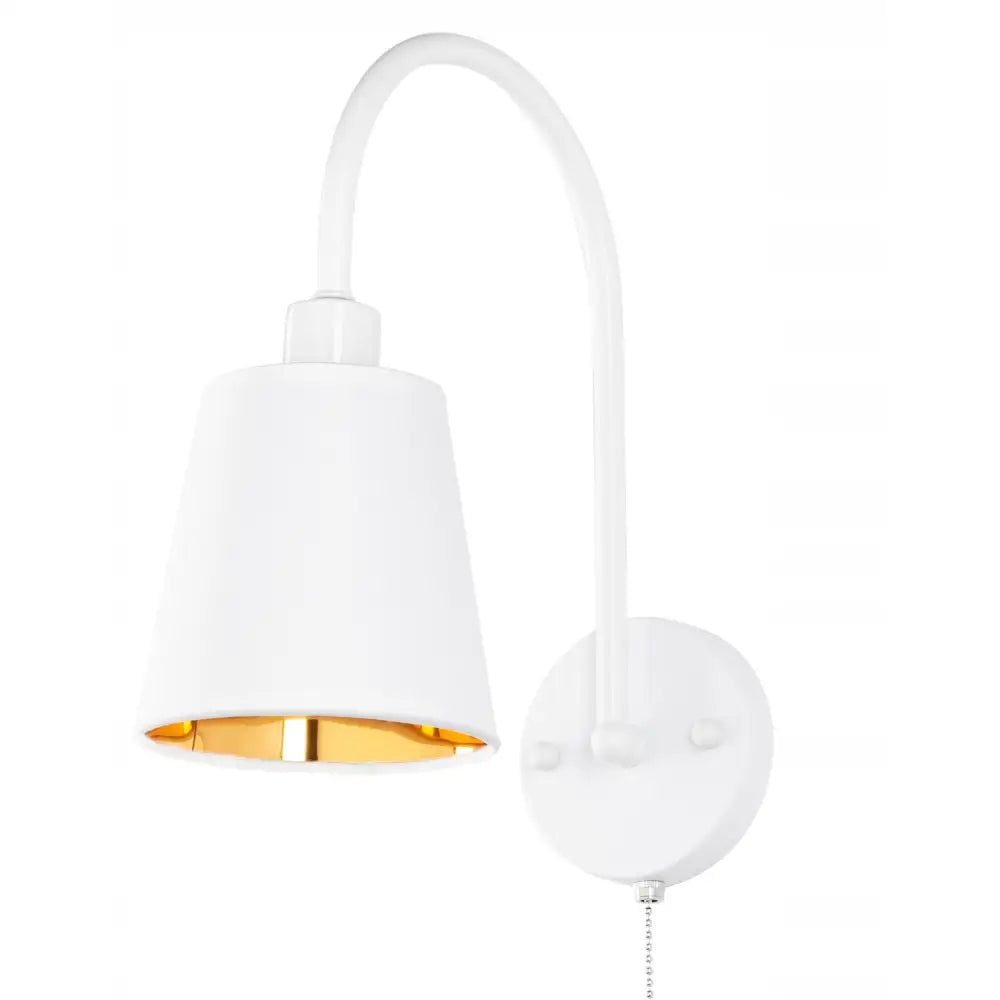 Vegglampe med hvit skjerm, buet arm og gyllen innside, sett fra siden med synlig trekksnor.