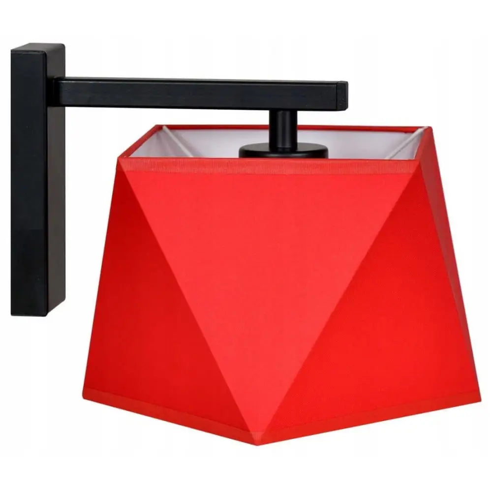 Vegglampe med rød diamantformet skjerm og svart metallfeste, sett fra siden mot hvit bakgrunn.