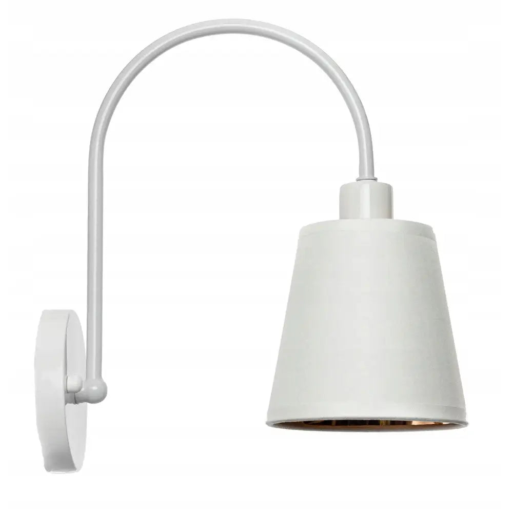 Vegglampe med skjerm i hvitt stoff og gullfarget bue, sett fra siden med minimalistisk kjegleformet design.