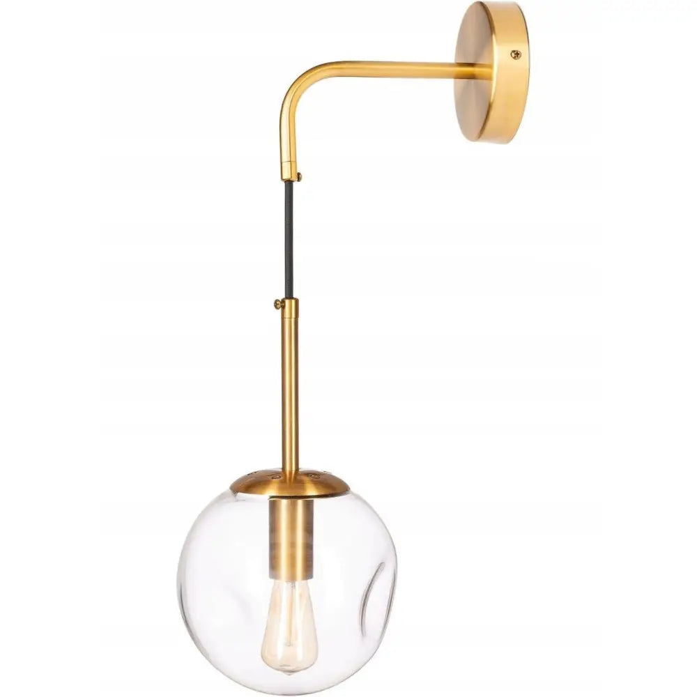 Vegglampe i gullfarget metall med klar glasskuppel og synlig lyspære, sett fra siden mot hvit bakgrunn.