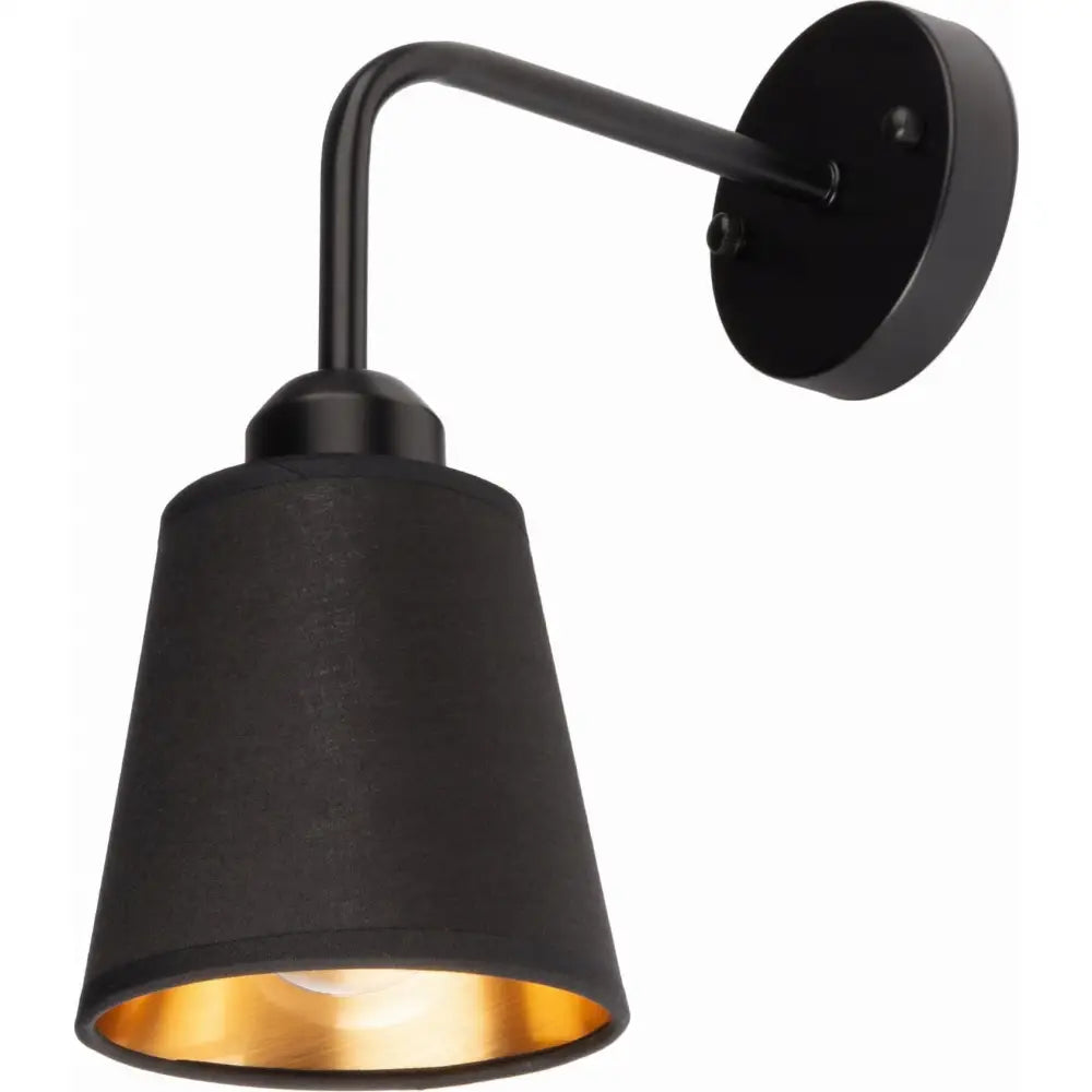 Vegglampe i sort metall med konisk skjerm, gullfarget innside og buet arm, sett fra siden mot vegg.
