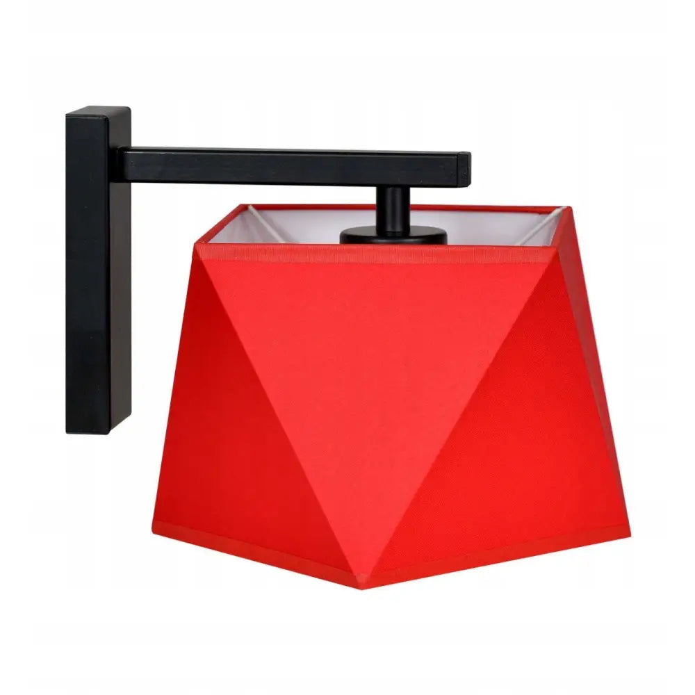 Vegglampe Rød Diamant med geometrisk stoffskjerm og svart veggfeste, sett fra siden.