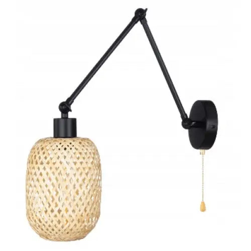 Vegglampe med sort arm og stor, rund bambusskjerm, justerbar og med hengende strømbryter med snor.