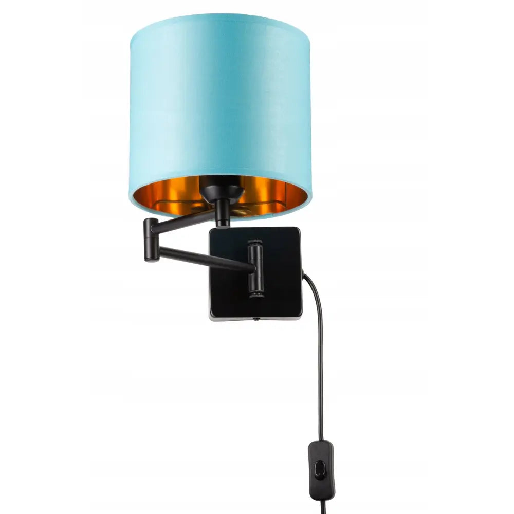 Vegglys med sort svingarm, lyseblå sylinderformet skjerm og gyllen innside, av/på-bryter på kabel.