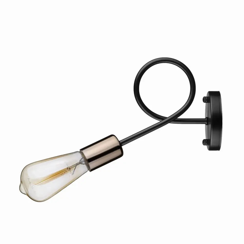 Vegglys Twist svart vegglampe med buet arm, messingfarget fatning og dekorativ lyspære, sidevisning.