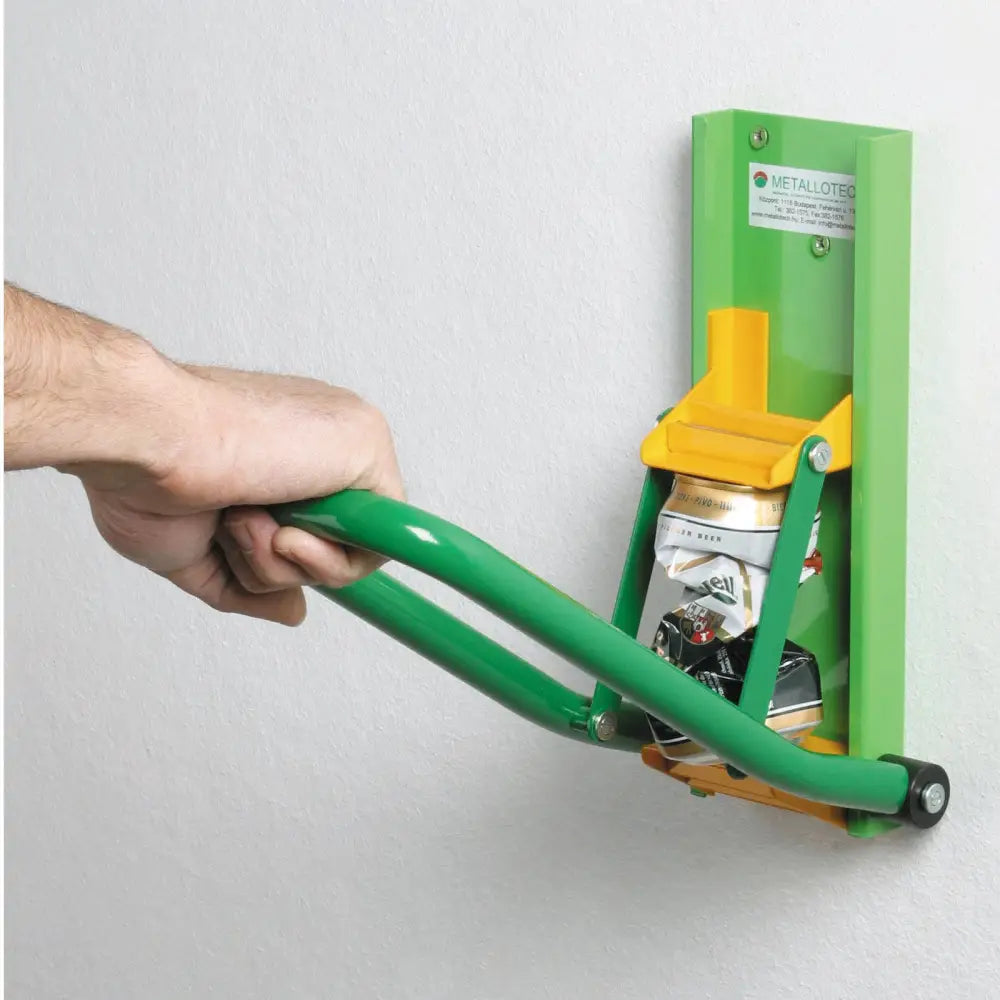 Veggmontert aluminiumsboksåpner, sidevisning der håndtak presses ned for å knuse en aluminiumsboks.