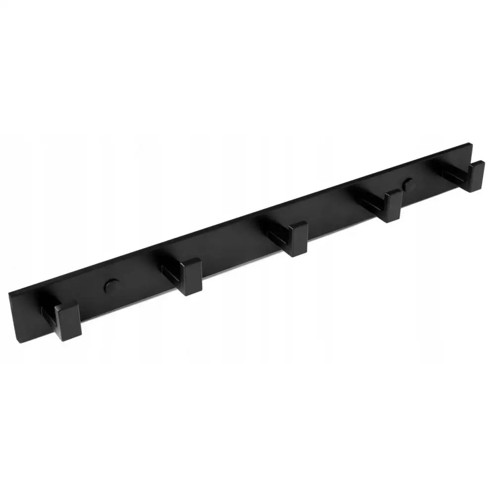 Sort veggmontert knaggrekke med fem firkantede kroker i metall, skrå vinkel mot hvit bakgrunn.