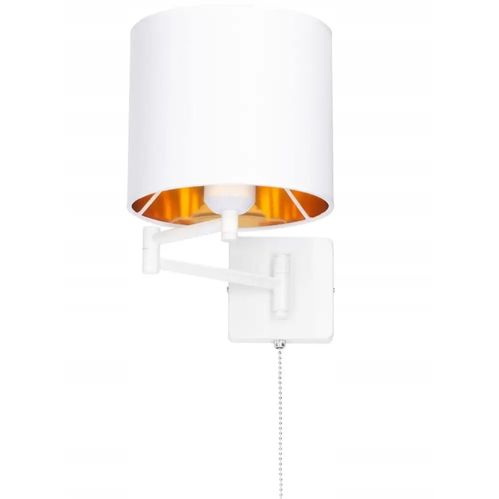 Veggmontert justerbar hvit lampeskjerm med gullfarget innside og synlig trekkbryter, sett fra siden.